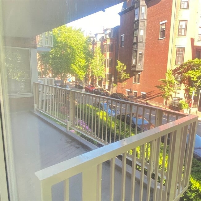 145 Pinckney St, Unit 207 in Boston, MA - Building Photo - Building Photo