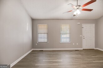 18 Twin Oaks Ln in Dallas, GA - Foto de edificio - Building Photo