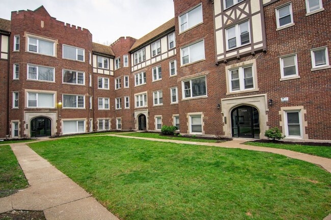 1141 E 79th Pl in Chicago, IL - Foto de edificio - Building Photo