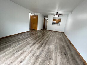 3615 W Ralph Rogers Rd in Sioux Falls, SD - Foto de edificio - Interior Photo