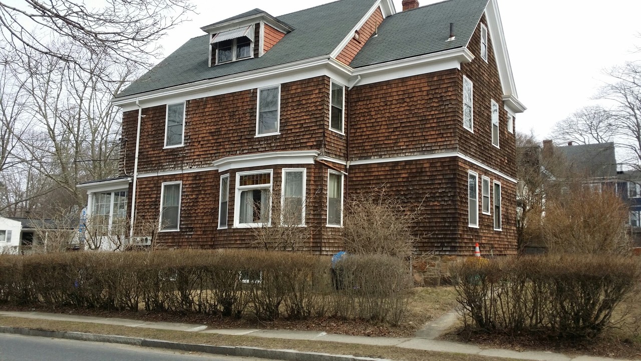 1 Dresser St in Newport, RI - Building Photo