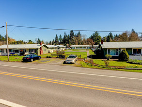 Manor Court in Milwaukie, OR - Building Photo - Building Photo