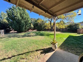 1196 Valley View Dr in Medford, OR - Building Photo - Building Photo