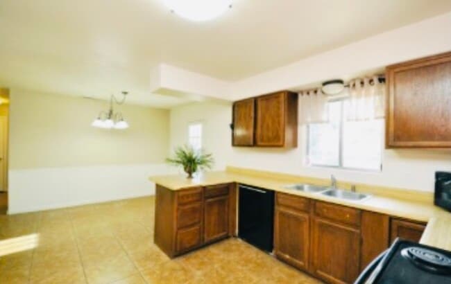 352 Saguaro Drive in Washington, UT - Building Photo - Building Photo
