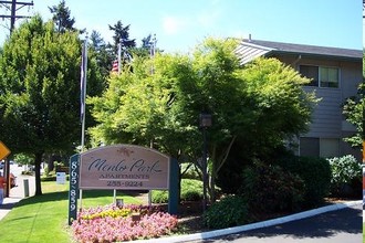 Menlo Park Apartments in Portland, OR - Building Photo - Building Photo