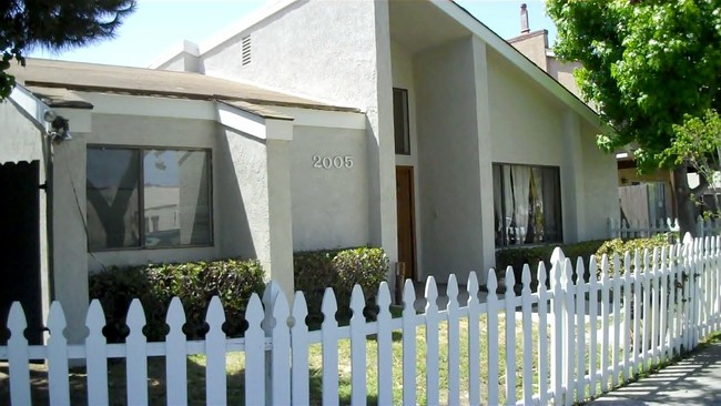 2005 Huntington St in Huntington Beach, CA - Foto de edificio - Building Photo