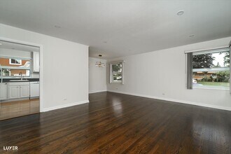 1032 Whitfield Rd in Northbrook, IL - Foto de edificio - Building Photo