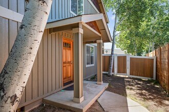 810 NE Oak Pl in Redmond, OR - Building Photo - Building Photo