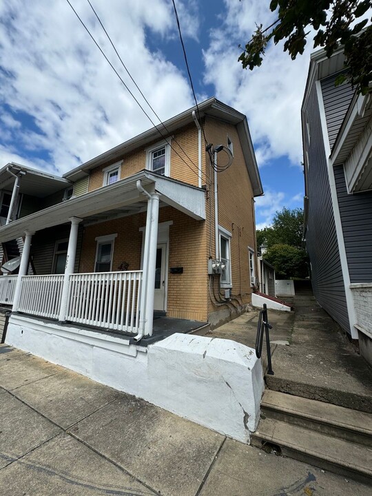 725 Front St in Catasauqua, PA - Building Photo