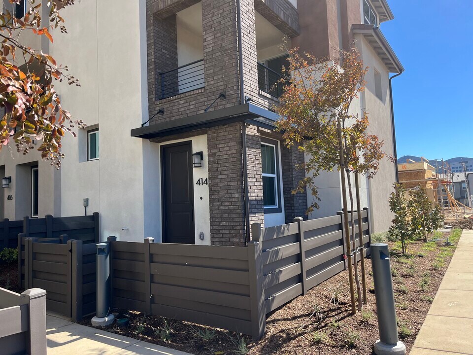 414 Caliper Wy in San Marcos, CA - Building Photo