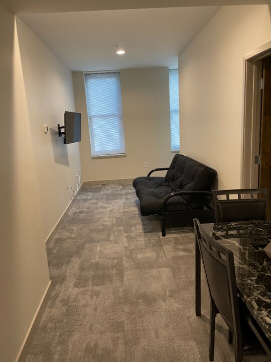 1417 W9th St in Cleveland, OH - Foto de edificio