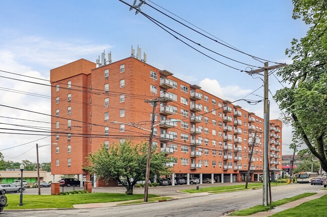 Royal Towers in Hackensack, NJ - Foto de edificio - Building Photo