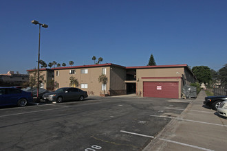 Woodman Apartments in Van Nuys, CA - Foto de edificio - Building Photo