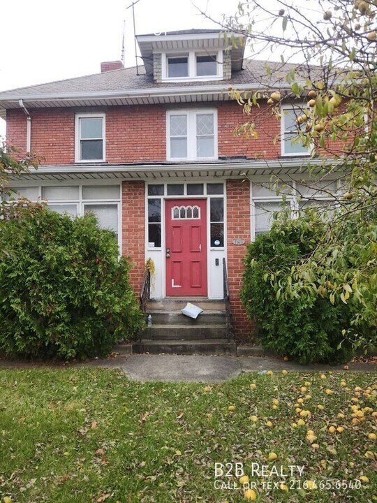 1571 Dille Rd in Euclid, OH - Building Photo