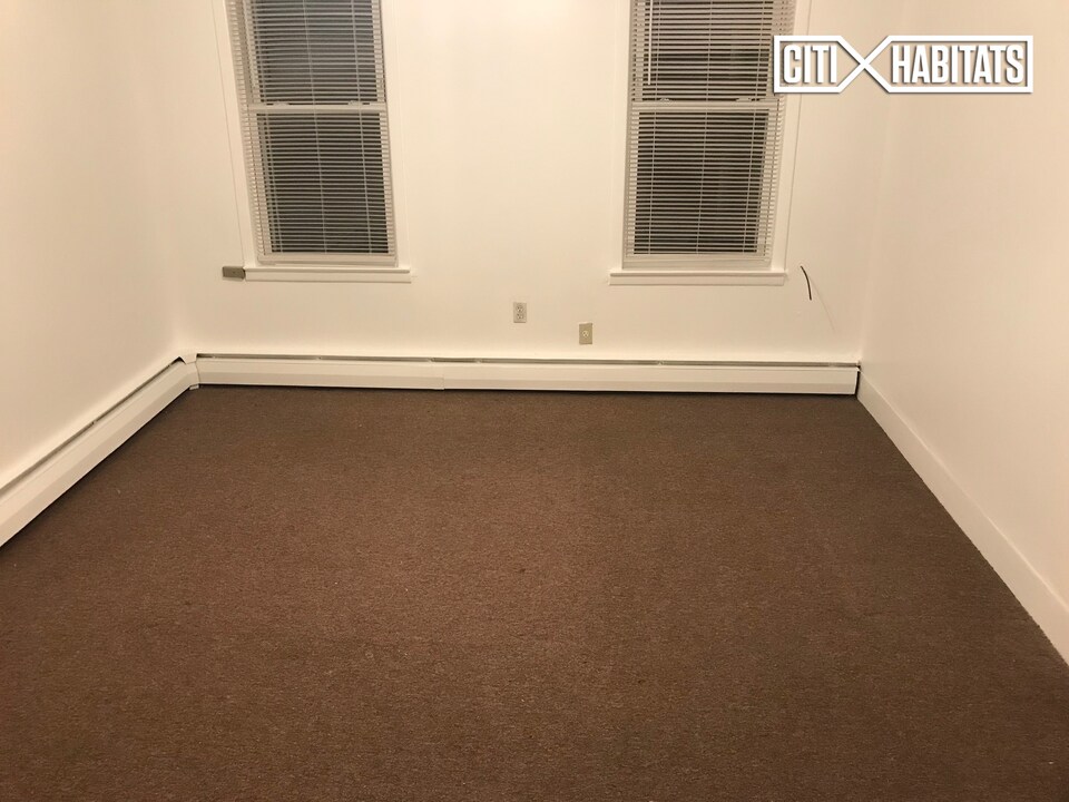 56-21 61st St-Unit -2-R in Queens, NY - Foto de edificio