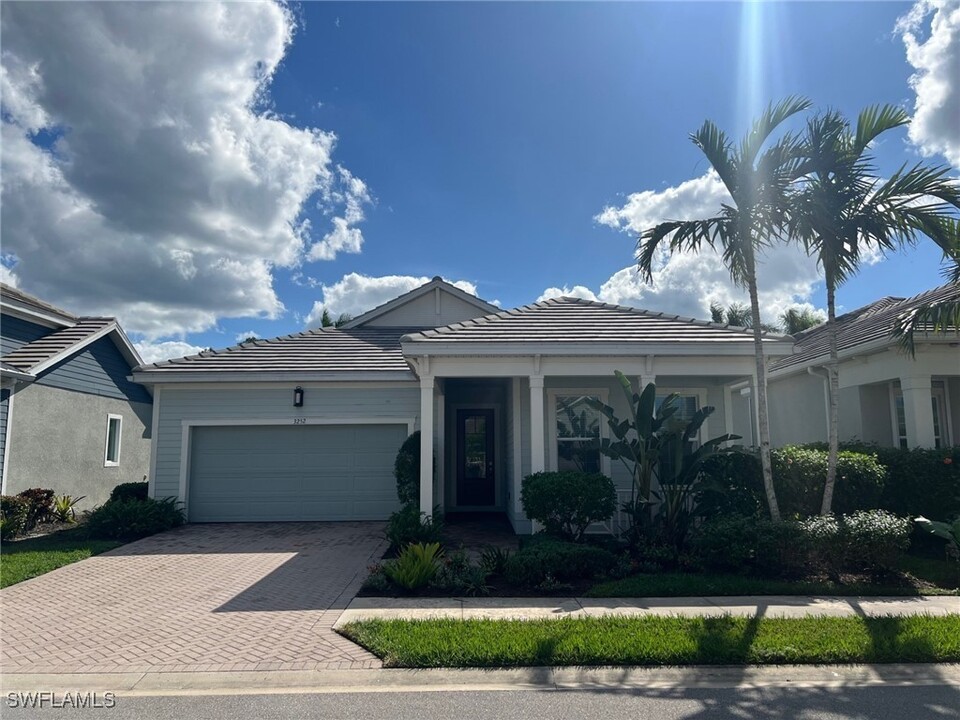 3252 Pilot Cir in Naples, FL - Building Photo