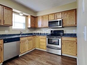 2025 Apple Knoll Ln in Middletown, OH - Foto de edificio - Building Photo