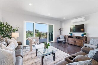 5447 Soledad Rd in San Diego, CA - Foto de edificio - Building Photo