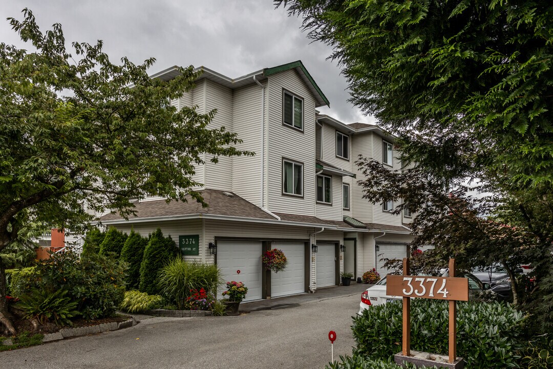 3374 Sefton St in Port Coquitlam, BC - Building Photo