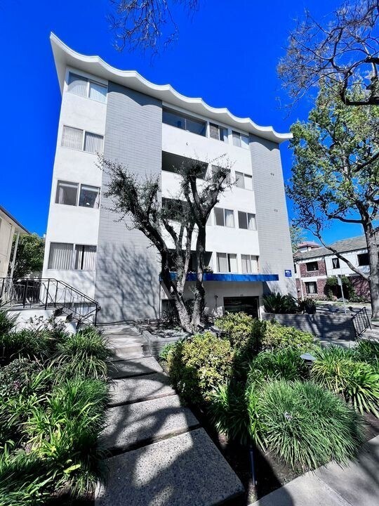 351 N Palm Dr in Beverly Hills, CA - Building Photo