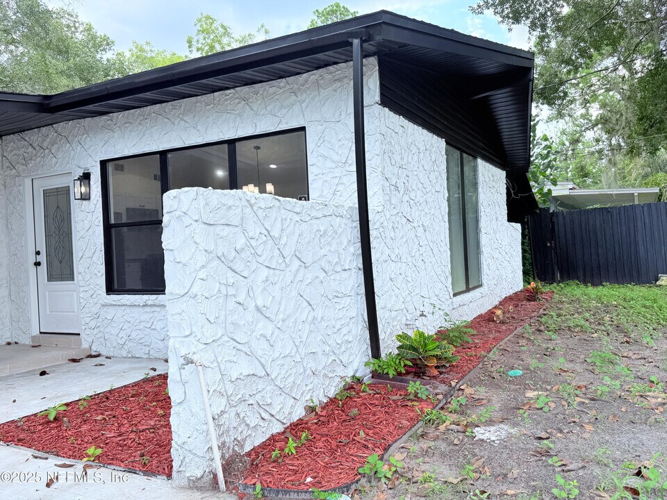 1851 Louvre Dr in Jacksonville, FL - Building Photo