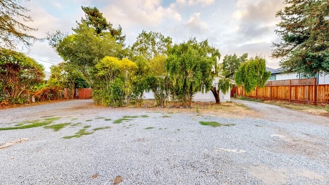 745 Acacia Ln in Santa Rosa, CA - Building Photo - Building Photo