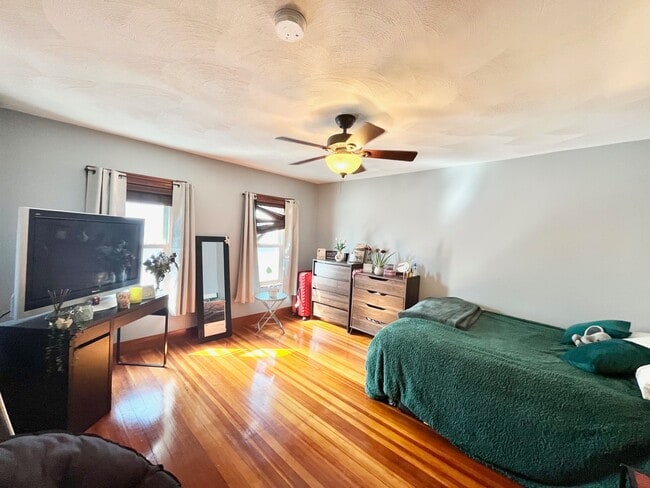 121 Lowell St, Unit 2 in Somerville, MA - Building Photo - Building Photo