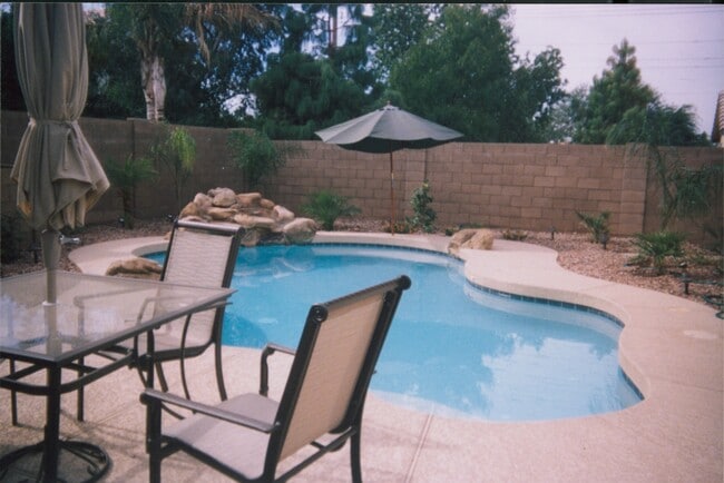 property at 1609 E Tremaine Ave