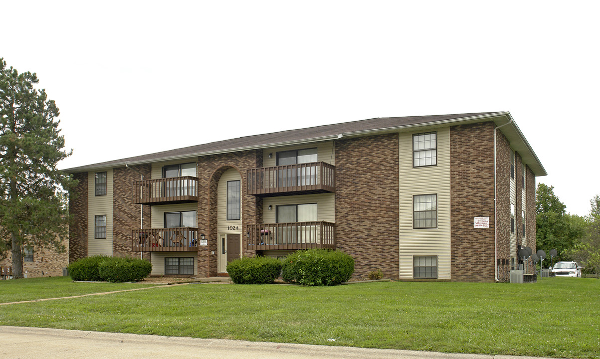1024 Brookshire Ct in Belleville, IL - Foto de edificio