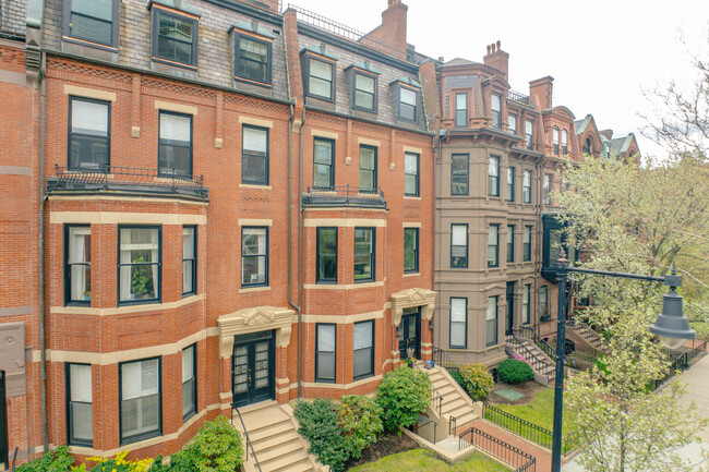 341 Beacon St in Boston, MA - Foto de edificio - Building Photo