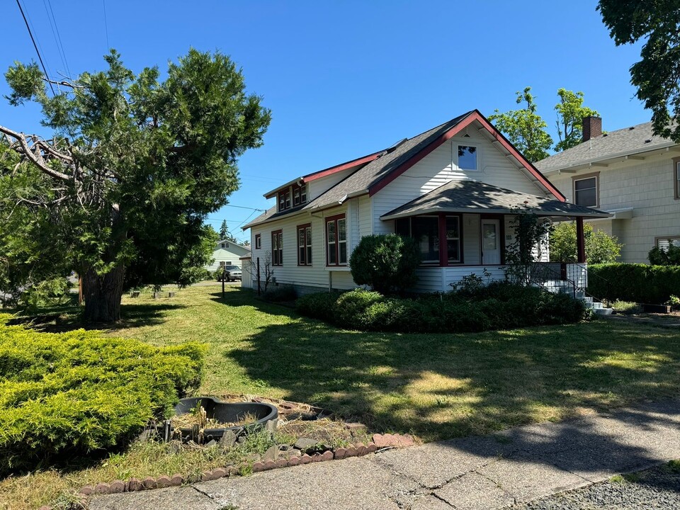 588 Scarbrough Ave in Creswell, OR - Building Photo