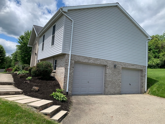 1091 Elicker Rd in New Kensington, PA - Building Photo - Building Photo
