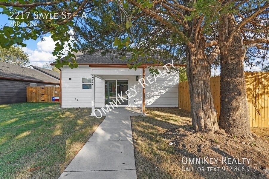 2217 Sayle St-Unit -A in Greenville, TX - Building Photo