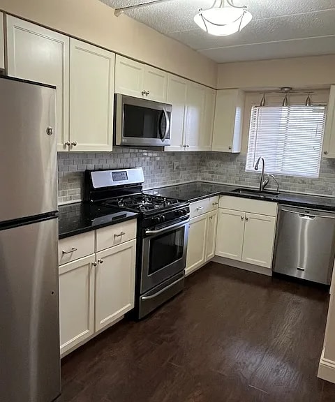 175 Hoffman Ave in Cranston, RI - Building Photo - Building Photo