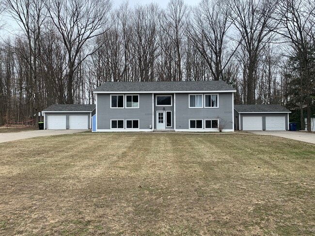 4469 Manhattan W, Unit 4469 in Traverse City, MI - Foto de edificio - Building Photo