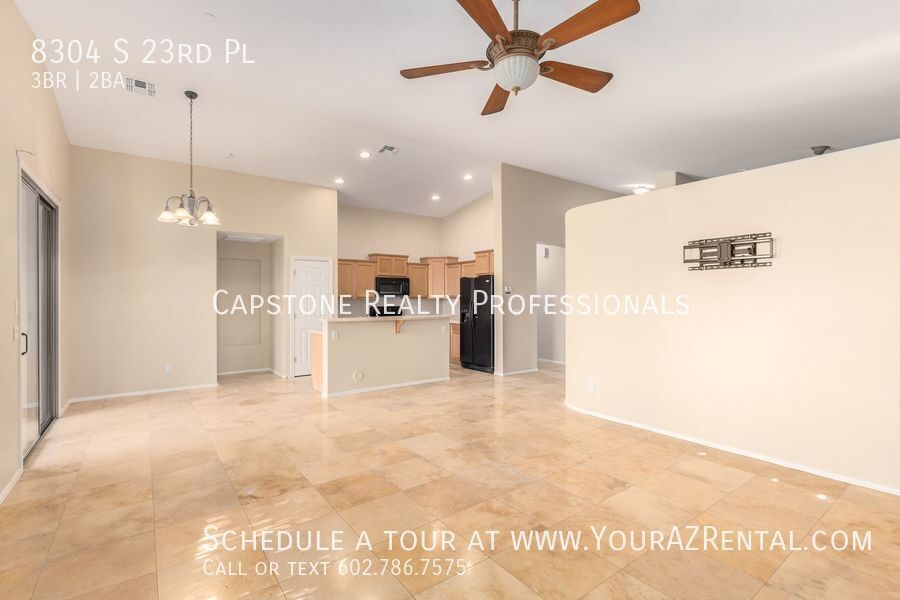 8304 S 23rd Pl in Phoenix, AZ - Foto de edificio
