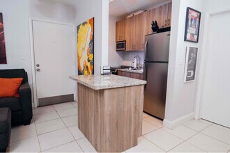 7901 SW 64th Ave in South Miami, FL - Foto de edificio - Building Photo