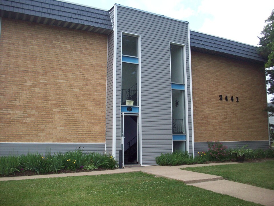 2441 Holmes St in Rockford, IL - Building Photo