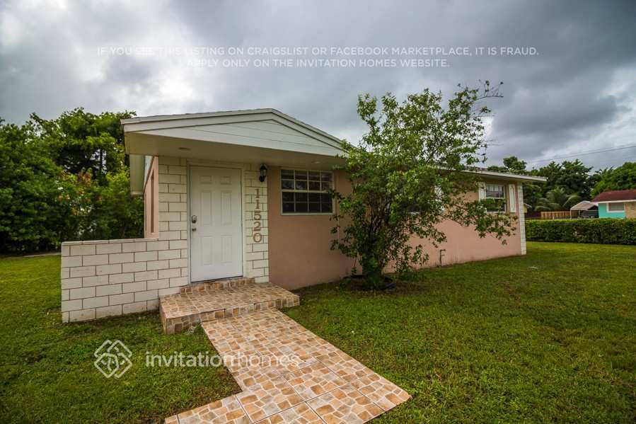 11520 SW 193rd St in Miami, FL - Building Photo