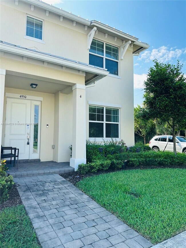 4950 Eucalyptus Dr in Hollywood, FL - Building Photo - Building Photo