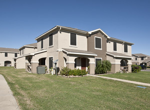 Paseo Plaza in Brownsville, TX - Foto de edificio - Building Photo