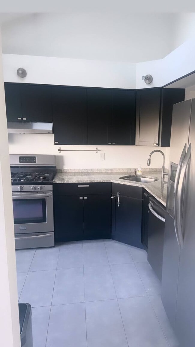 422 Cypress Rd in Newington, CT - Building Photo - Building Photo