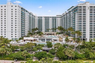 2301 Collins Ave, Unit 523 in Miami Beach, FL - Building Photo