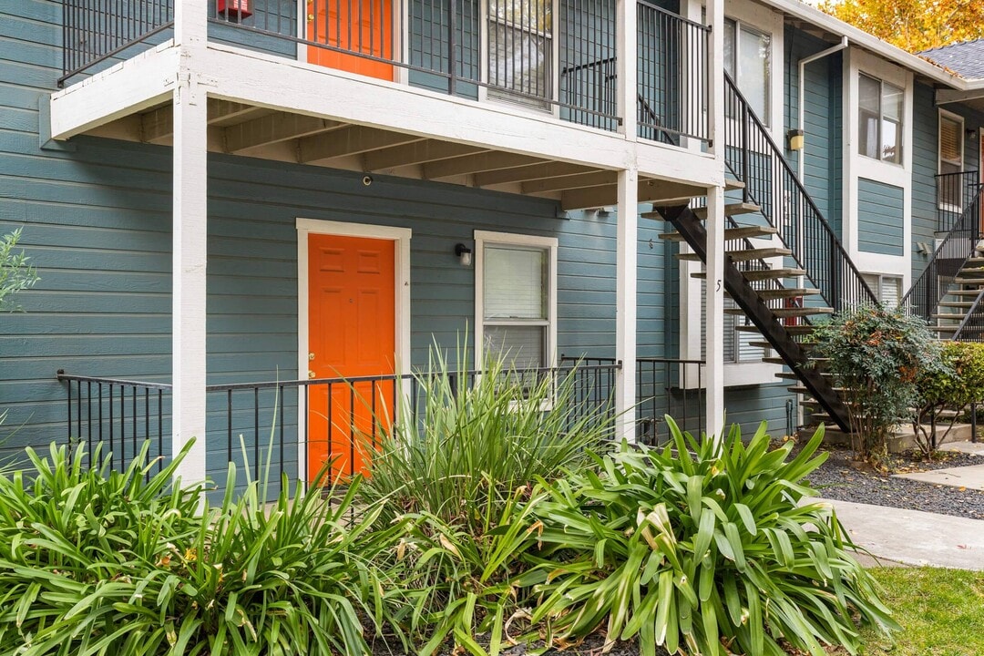 Redwood Cove Apartments in Chico, CA - Foto de edificio