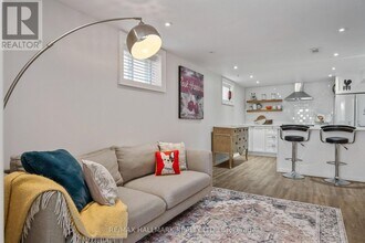 19 Guild Hall Dr in Toronto, ON - Building Photo - Building Photo