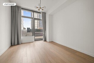 3 Ct Square W in Queens, NY - Building Photo