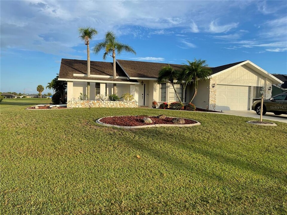 18 Bunker Pl in Rotonda West, FL - Building Photo