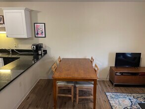 10 Florence St, Unit 200 in Malden, MA - Foto de edificio - Building Photo