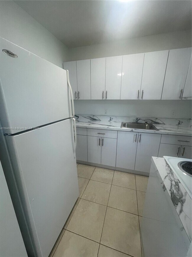 553 SW 7th St in Miami, FL - Foto de edificio - Building Photo