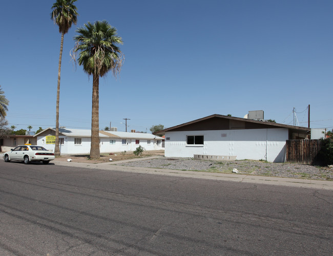 Mcdowell Manor in Phoenix, AZ - Building Photo - Building Photo